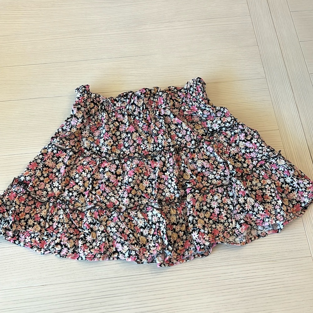 Floral skirt worn once. Size XS EUC